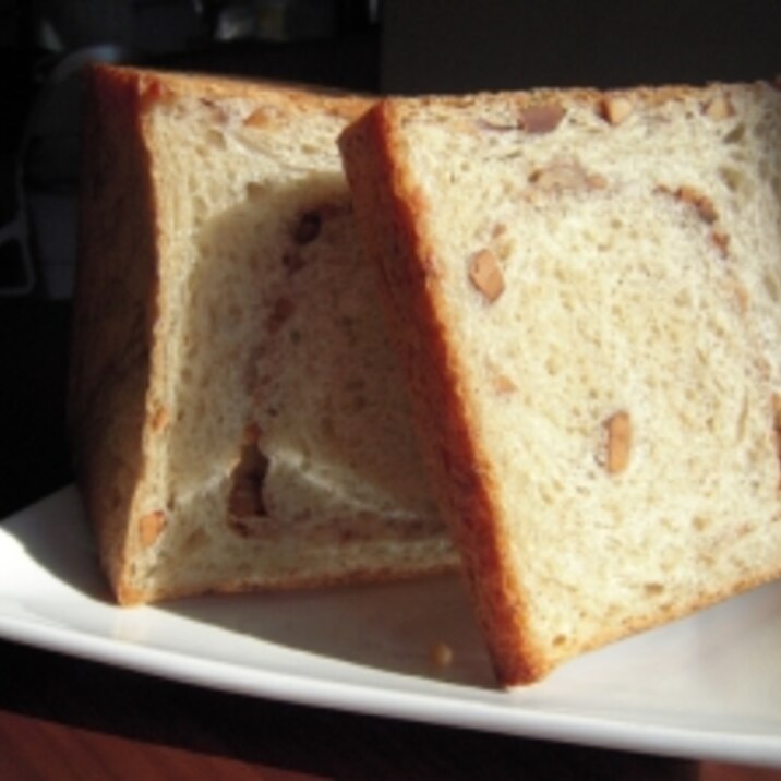 香ばしさ満載☆ミックスナッツと全粒粉の食パン